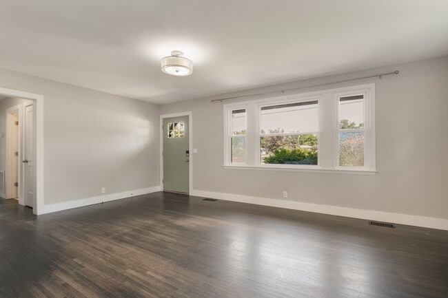 Building Photo - 2129 Crystal Dr