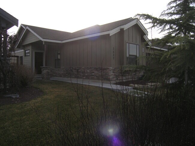 Building Photo - 2537 E Hidden Crk St