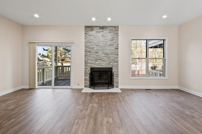 Building Photo - 546 W Parkside Dr