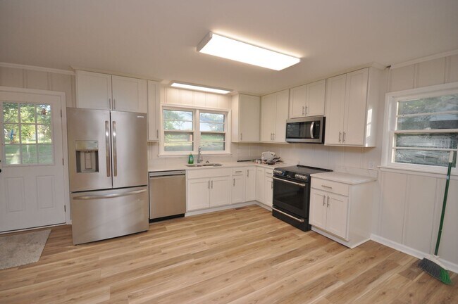 Building Photo - House in Benton City Limits