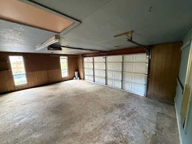Building Photo - 5726 Pinola Ave