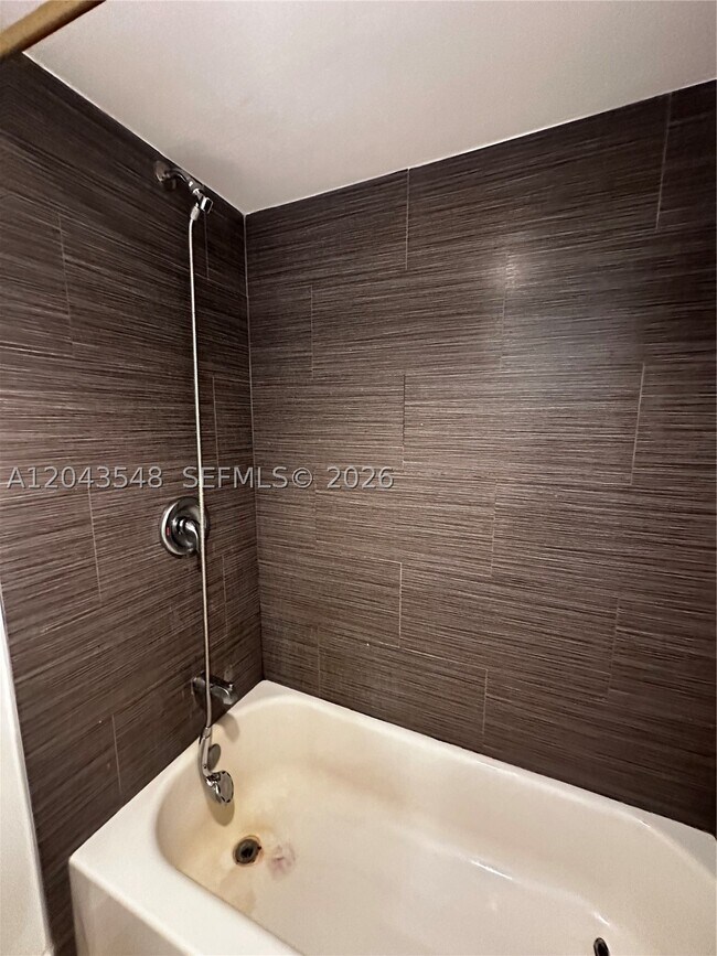 Building Photo - 3475 N Country Club Dr