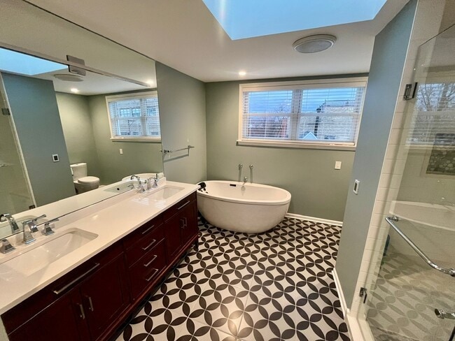 Building Photo - 3700 N Hermitage Ave