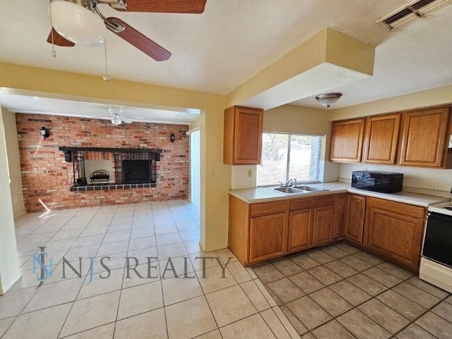 Building Photo - JUST REDUCED!!! True 2/1.5/1 with FIREPLACE, fenced yard and all tile flooring throughout!