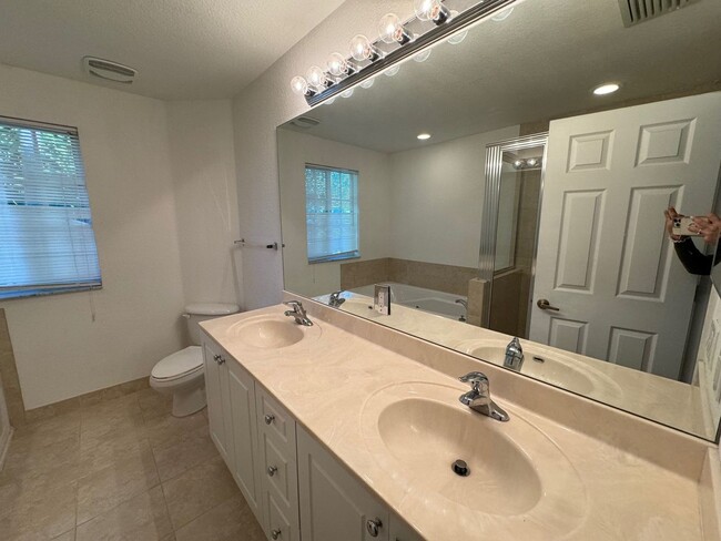 Building Photo - Amazing renovated townhome!3 Bedroom 2.5 B...