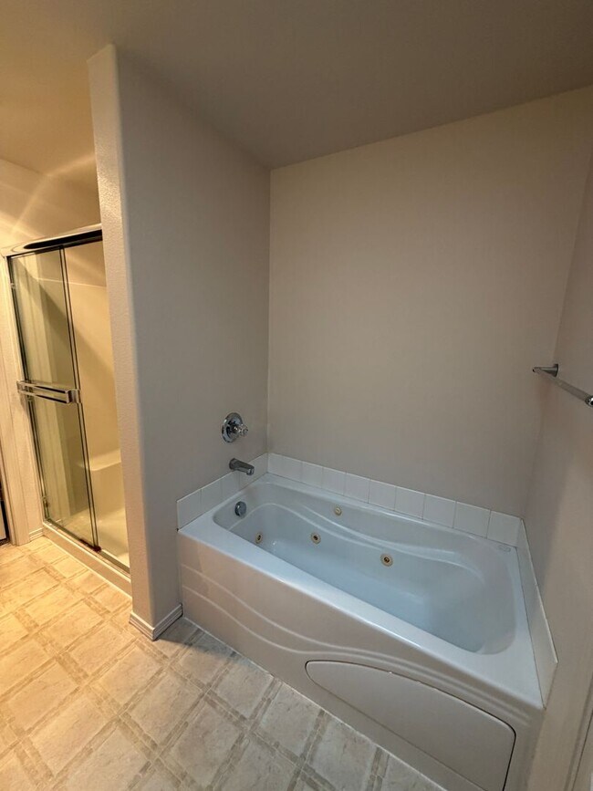 Building Photo - New paint & carpet! 2 bed 2.5 bath + bonus room townhome