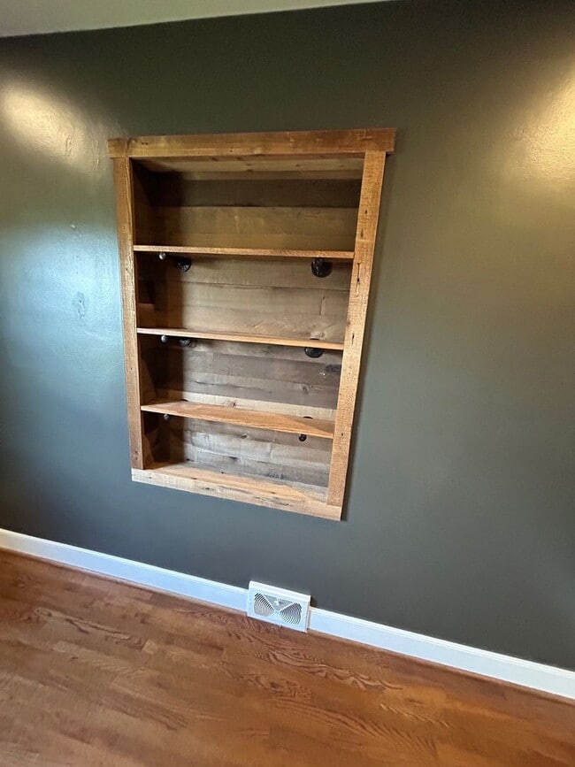 Building Photo - Remodeled rancher just outside of Frederick with stunning mountain views ready for you!