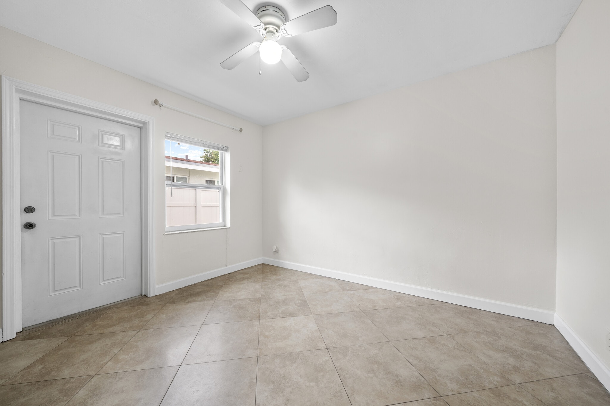 Building Photo - 1041 NE 9th Ave