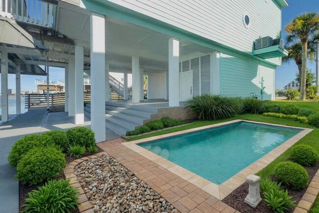 Building Photo - 1322 Outrigger St