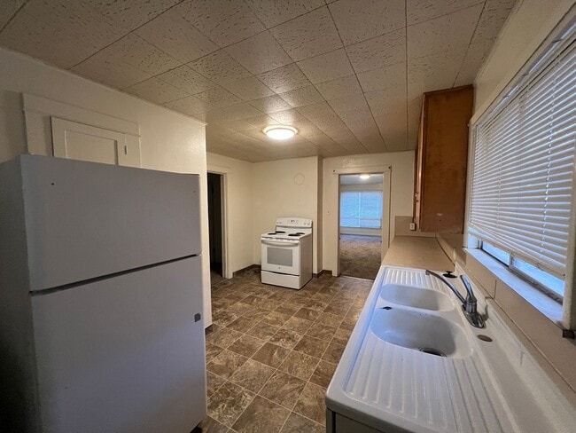 Building Photo - Upstairs Duplex Delight & $400 Credit for 1st Month's Rent