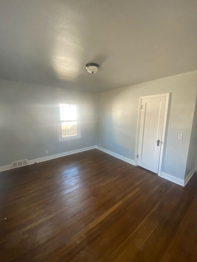 Building Photo - 5 bed 2.5 bath home