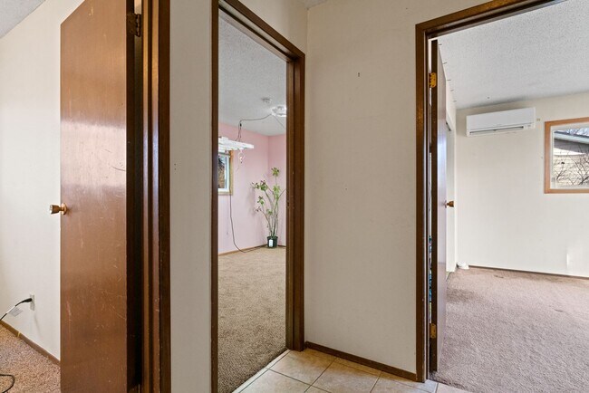 Building Photo - 3 Bedroom 1.5 Bath