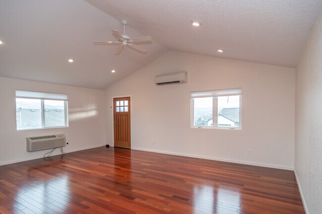 Building Photo - 233 Palmdale Ave