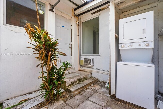 Building Photo - 8430 Crespi Blvd