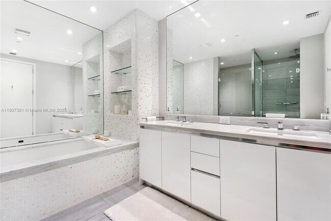 Building Photo - 16901 Collins Ave