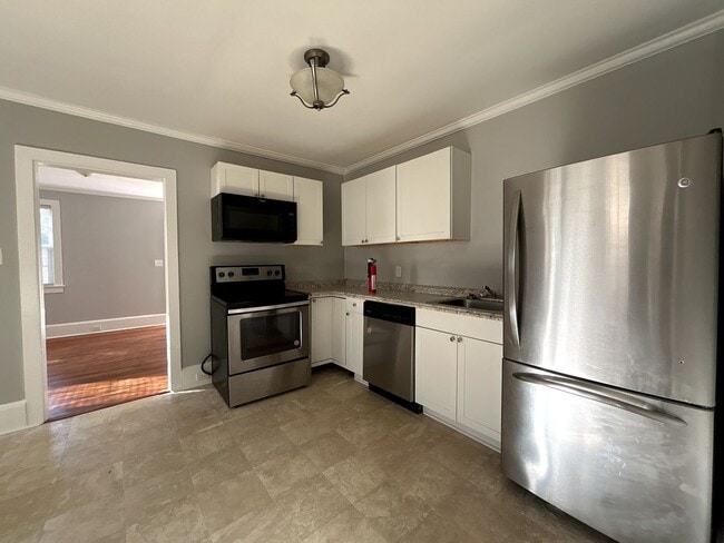 Building Photo - Move-In Ready Home with Spacious Backyard & Prime Location