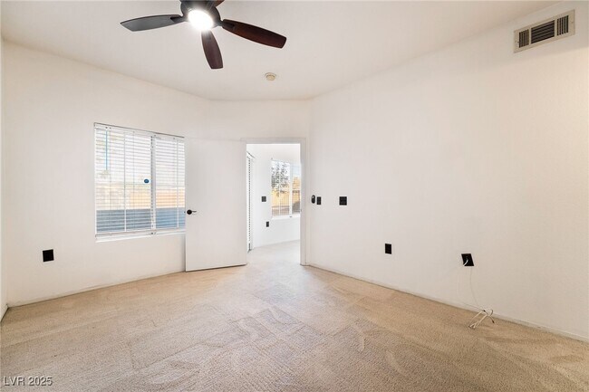 Building Photo - 3400 Cabana Dr