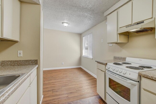 Building Photo - 2408 Longview St