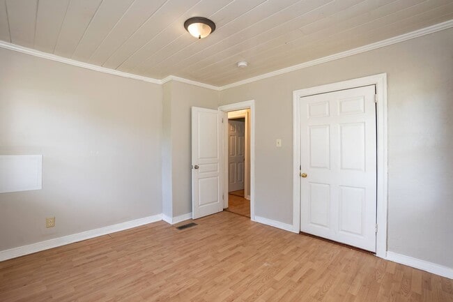 Building Photo - Two Bedroom Home
