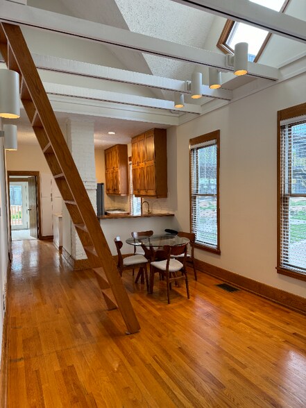 Building Photo - 814 N Park Ave