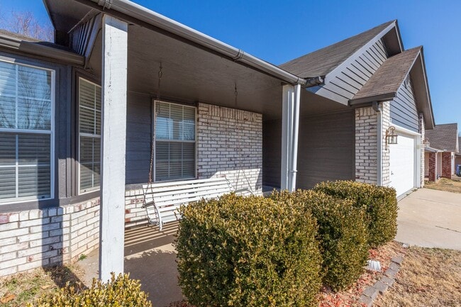 Building Photo - 3 Bed | 2 Bath in Broken Arrow!