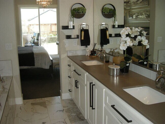 Building Photo - Fully Furnished Four Bedroom, Three Bath H...
