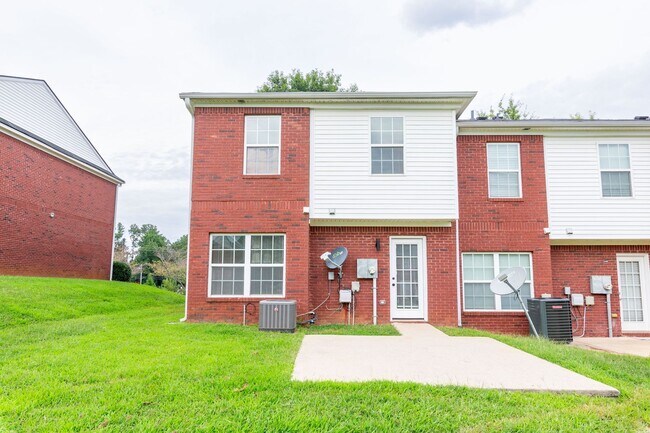 Building Photo - 3 Bed/2 Bath Townhouse in Douglasville!