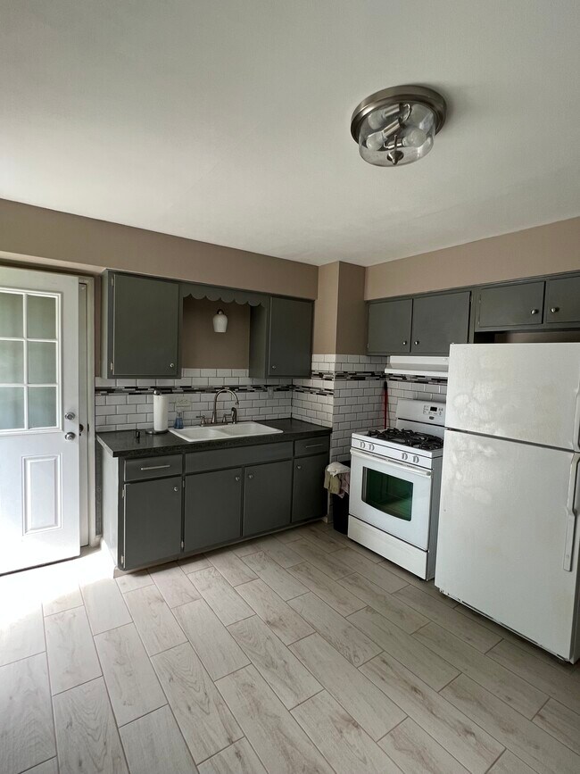 Kitchen - 714 Craig Pl