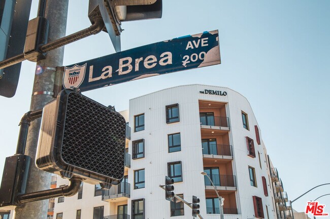 Building Photo - 201 N La Brea Ave