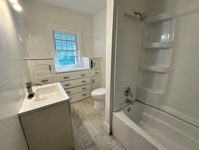 Building Photo - Three Bedroom Home in Battle Creek