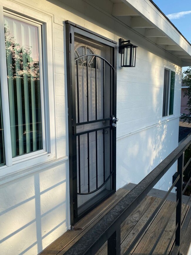 Building Photo - Top Floor 2-Bedroom Duplex in Fletcher Hills