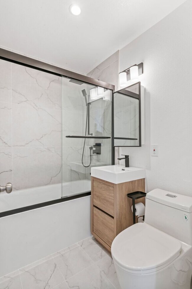 Building Photo - Move-In Ready Gem with Convenient Location