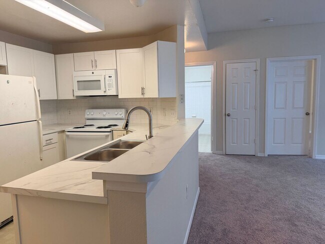Building Photo - 2025 Erving Cir
