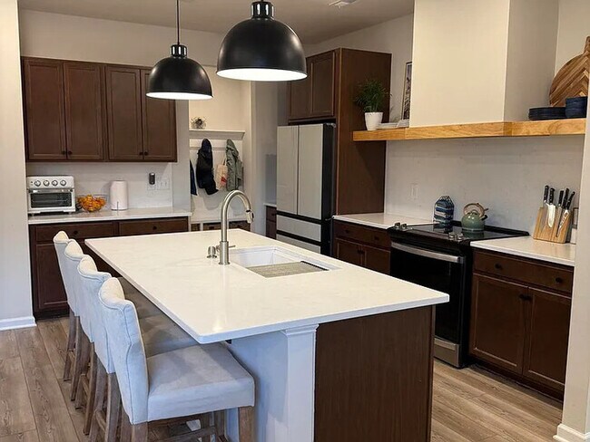 Building Photo - Lease OR Lease to Own