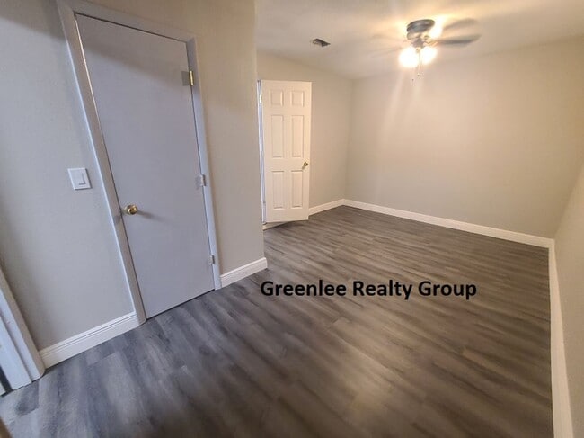 Building Photo - Updated 3 bed/2 bath home in Seven Springs...