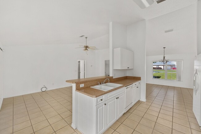 Building Photo - Spacious 3-Bedroom Home with Modern Open Floor Plan in Desirable Marion Oaks!
