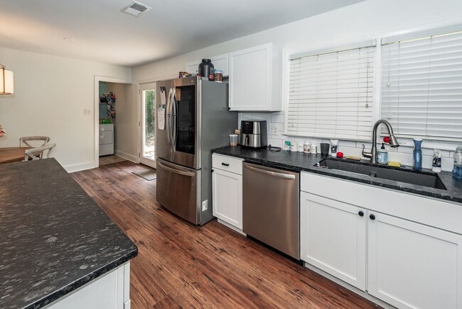 Building Photo - 3 Bedroom 2 Bath Home in West Ashley Plant...