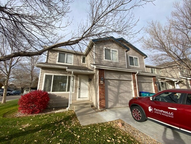 Building Photo - Bright & Inviting Wellington Townhome