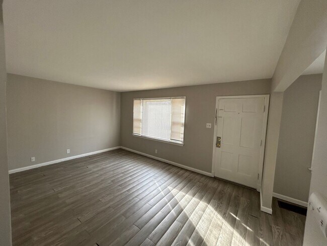 Building Photo - Comfort & Convenience on Cloverdale