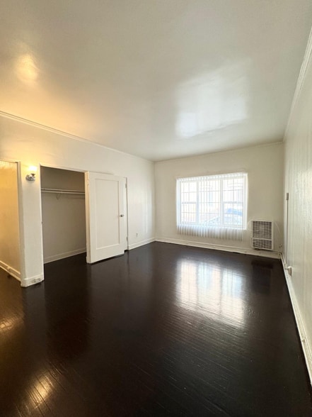 Building Photo - 636 N Plymouth Blvd