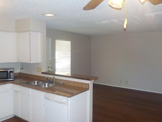 Building Photo - 2205 Leah Cove