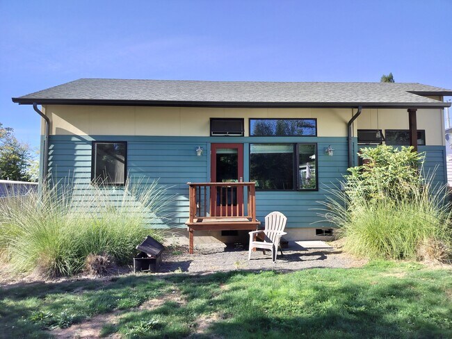 Side door and patio - 16261 SE Sun Ave