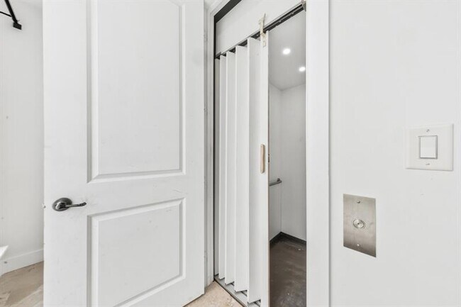 Building Photo - 61 Isle of Venice Dr