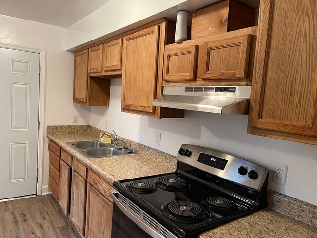 Building Photo - Coleman Place 3-bedroom, 2-bath Condo