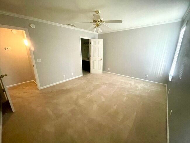 Primary bedroom ensuite - 1946 Black Fox Xing