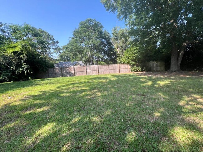 Building Photo - 3290 Valencia Dr
