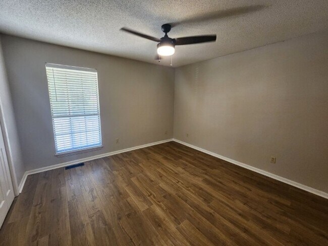 Building Photo - 309 Shadow View Dr