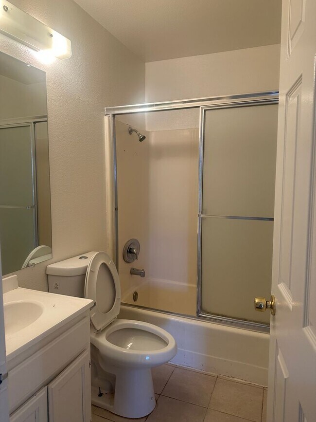 Building Photo - Charming 3-Bed/2.5-Bath Townhome with 2-Car Garage in Garden Grove