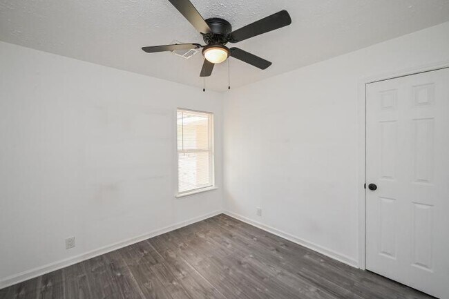 Building Photo - 5233 W 43rd St