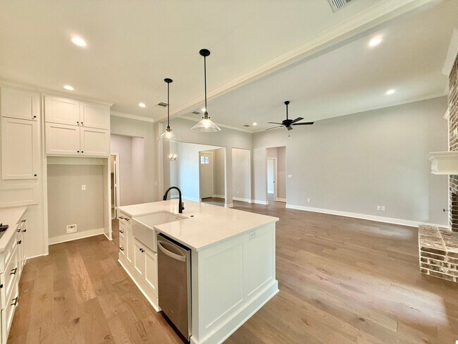 Building Photo - Beautiful and Spacious 3-Bedroom, 2-Bath R...